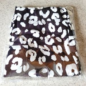 Black & White Leopard - Capri Length Leggings with Pockets